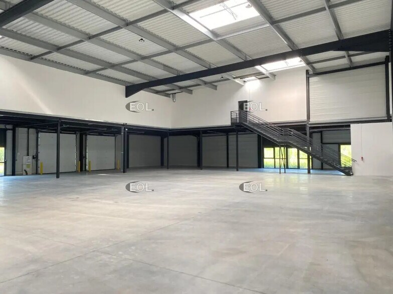 Industrial in Saint-Laurent-de-Mure for lease - Building Photo - Image 3 of 19