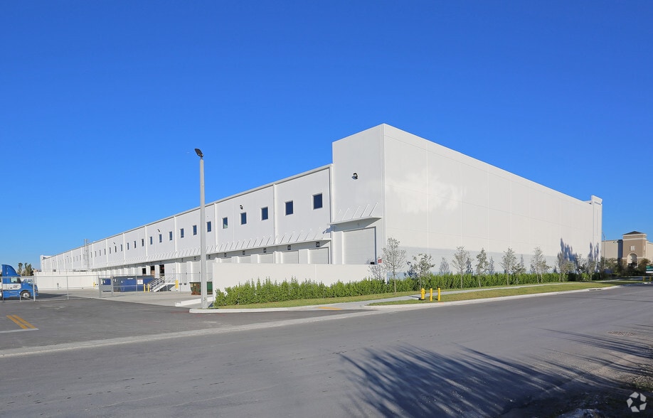 12950 NW 17th St, Miami, FL for lease - Building Photo - Image 3 of 7