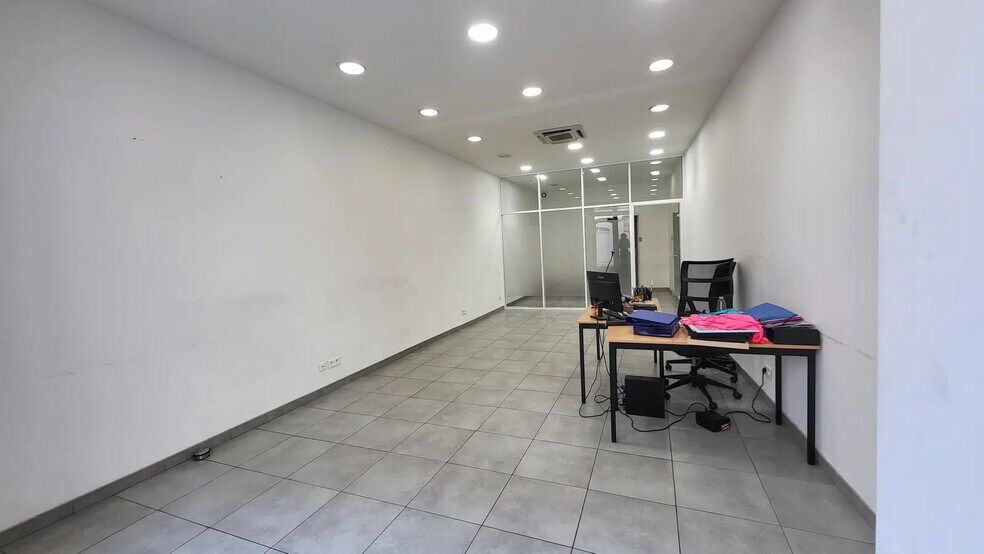 48 Rue Des Freres J Et R Kennedy, Salon-de-Provence for lease - Interior Photo - Image 1 of 6