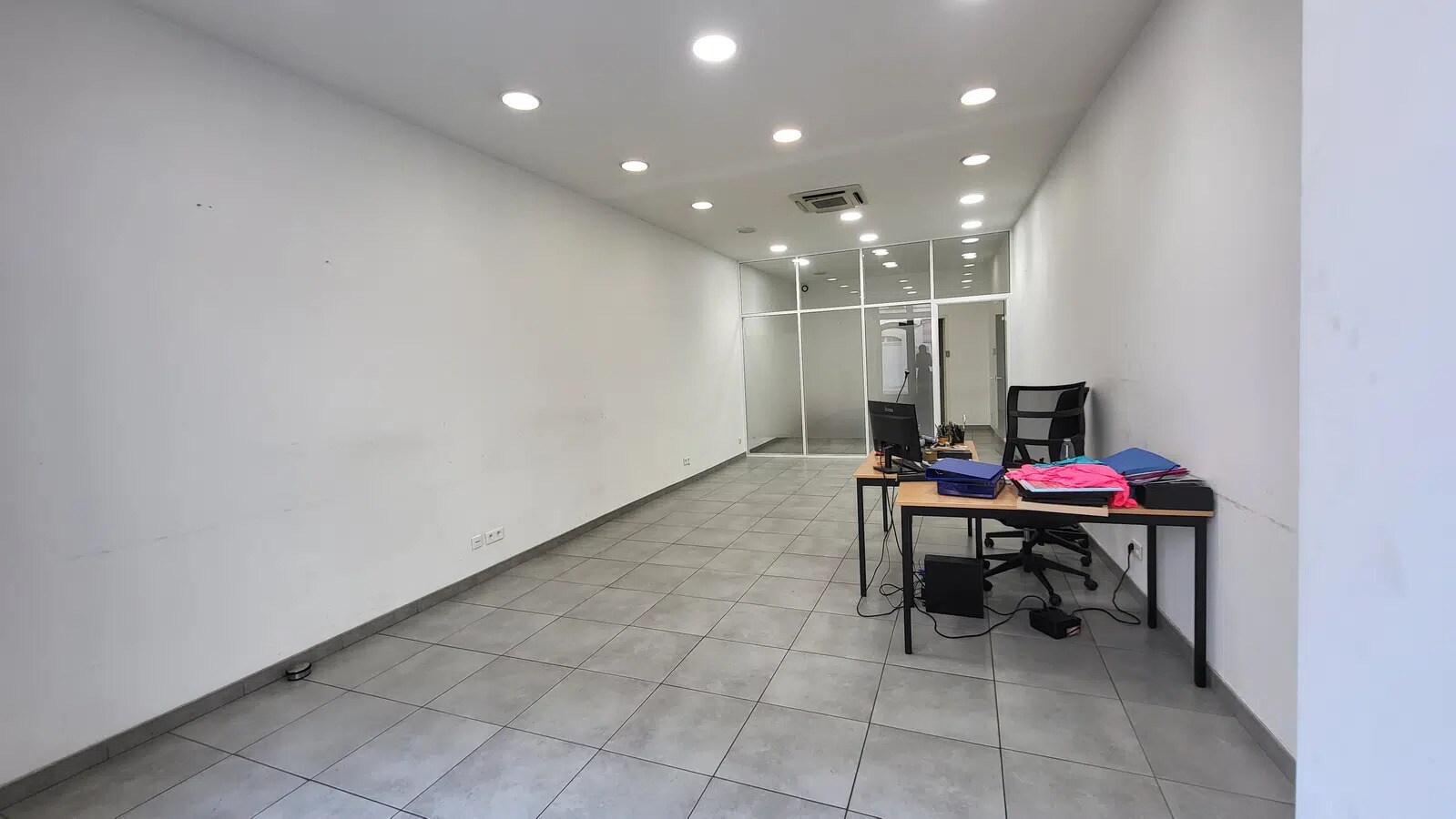 48 Rue Des Freres J Et R Kennedy, Salon-de-Provence for lease Interior Photo- Image 1 of 7