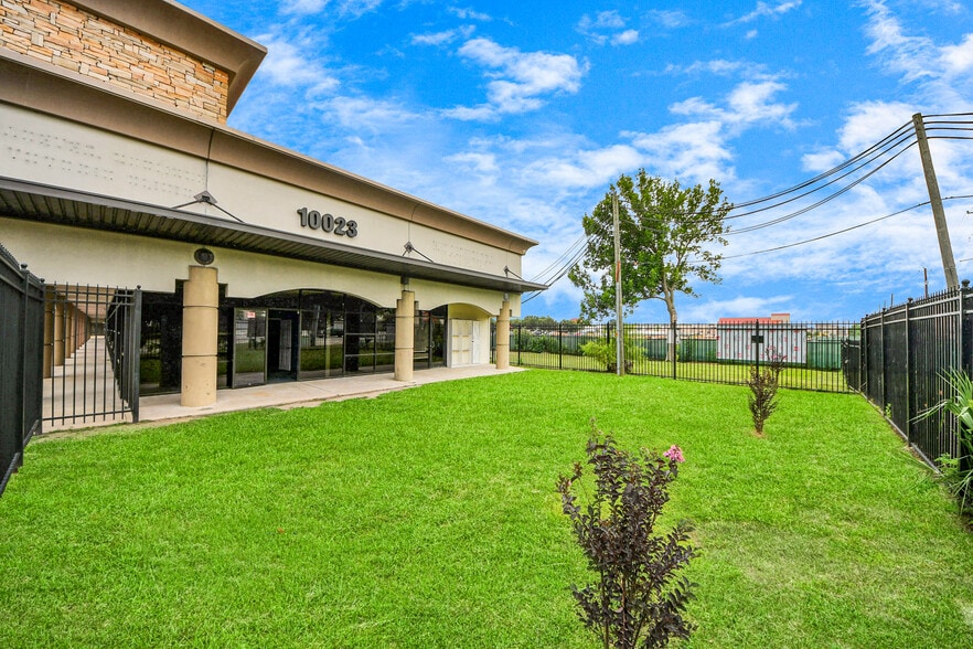 10019 Main St, Houston, TX for lease - Building Photo - Image 2 of 27