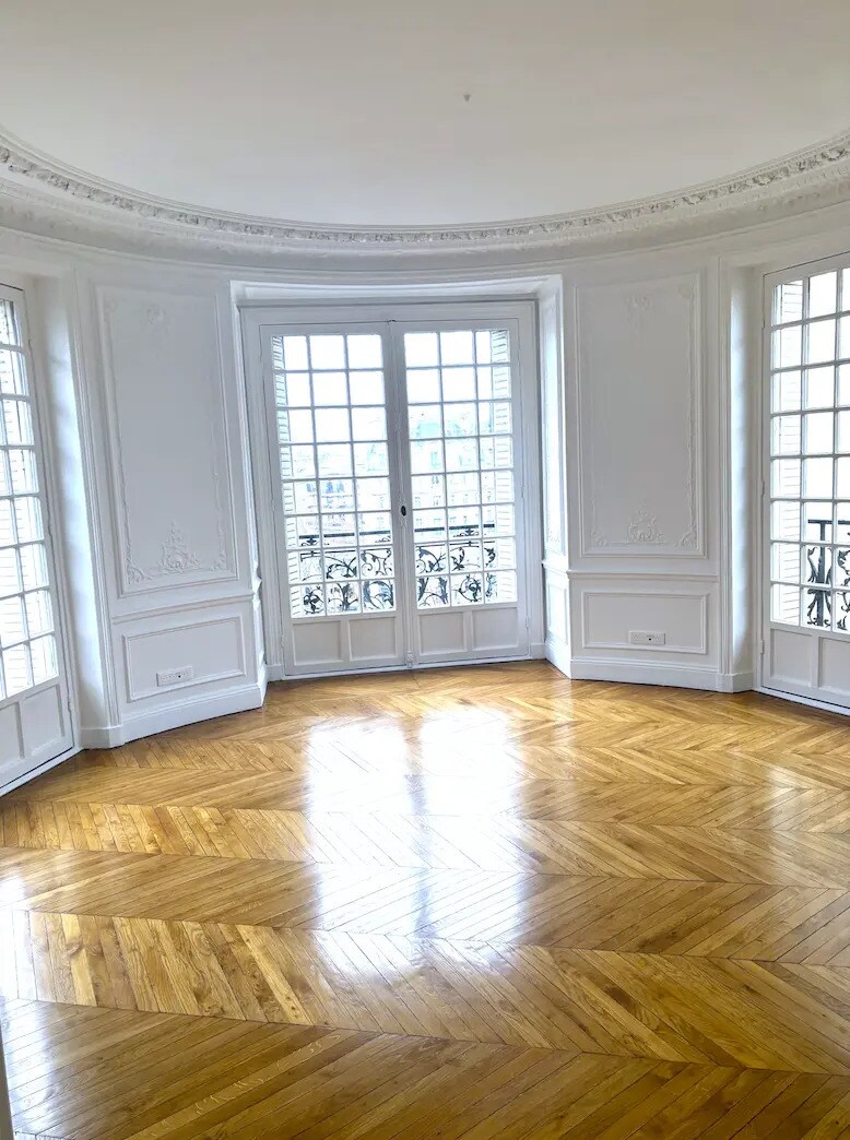 Office in Paris for lease Interior Photo- Image 1 of 5