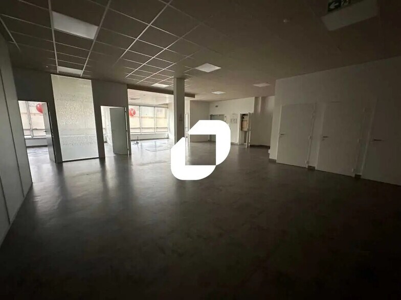 Flex in Sartrouville for lease - Interior Photo - Image 3 of 23