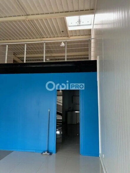Retail in Bétheny for lease - Interior Photo - Image 3 of 9