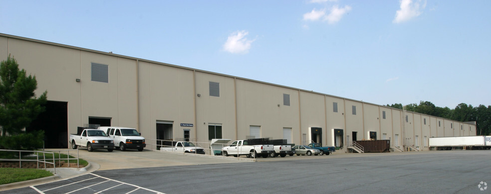 651 Brigham Rd, Greensboro, NC for lease - Building Photo - Image 3 of 11