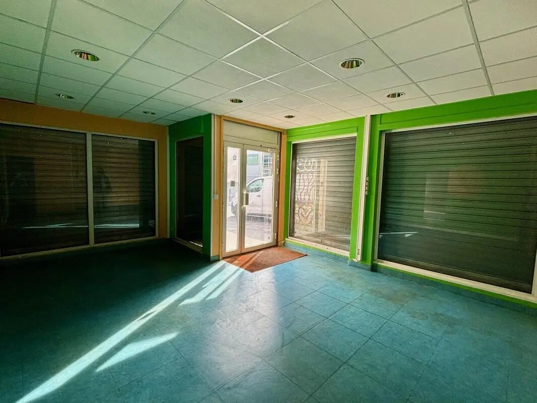 Retail in Paris for lease Interior Photo- Image 1 of 6