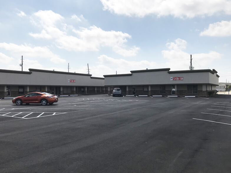 1702 1st St E, Humble, TX for lease - Building Photo - Image 2 of 8