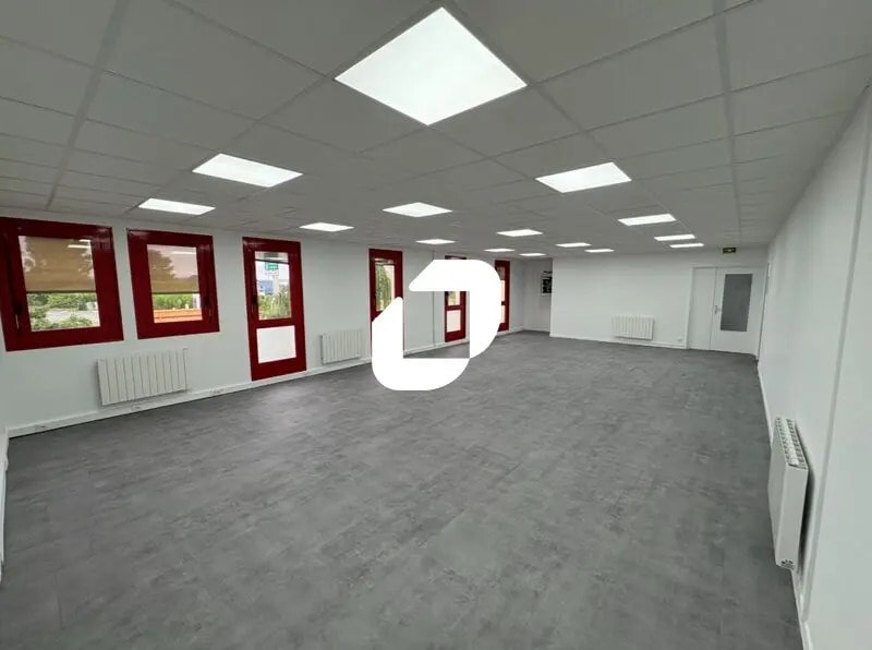 Flex in Éragny for lease Interior Photo- Image 1 of 2