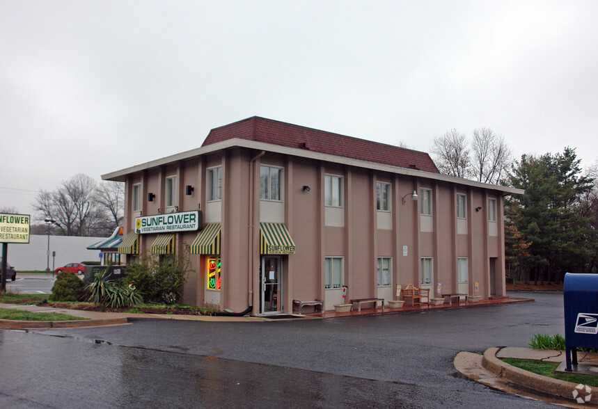 2531 Chain Bridge Rd, Vienna, VA for lease - Primary Photo - Image 1 of 9