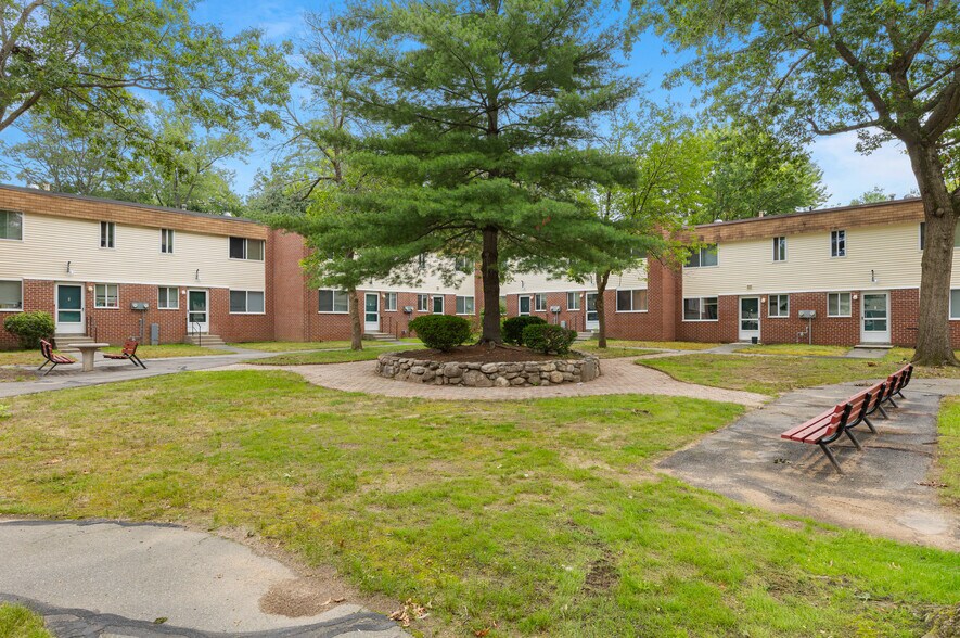 193321 Fernbank Rd, Springfield, MA 01129 Eastbrook Apartments