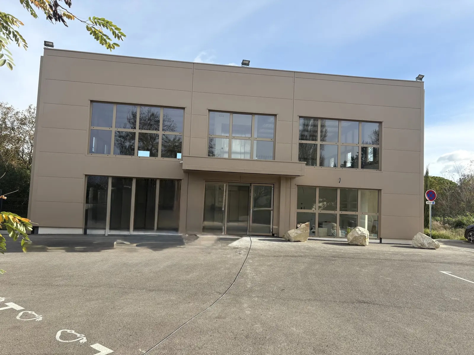 Retail in Châteaurenard for sale Building Photo- Image 1 of 6