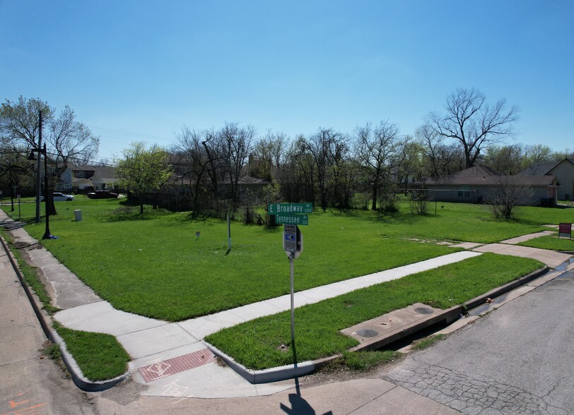 1136 Broadway Ave, Fort Worth, TX for sale - Aerial - Image 1 of 3