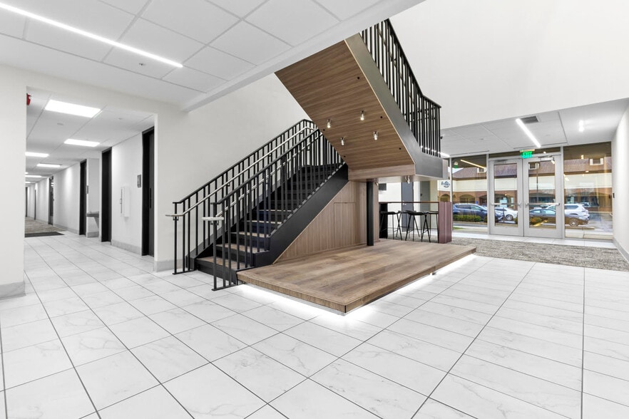 101 E Carmel Dr, Carmel, IN for lease - Building Photo - Image 3 of 13