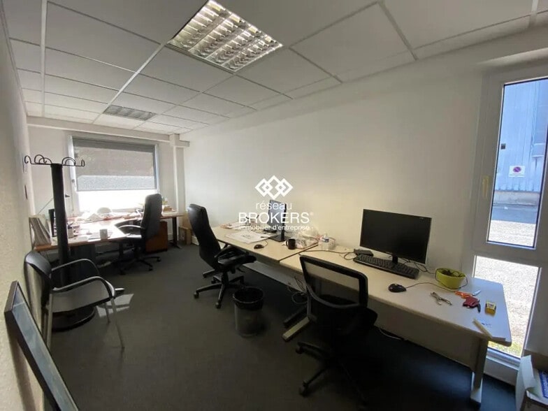 Office in Seyssinet-Pariset for lease - Interior Photo - Image 1 of 10