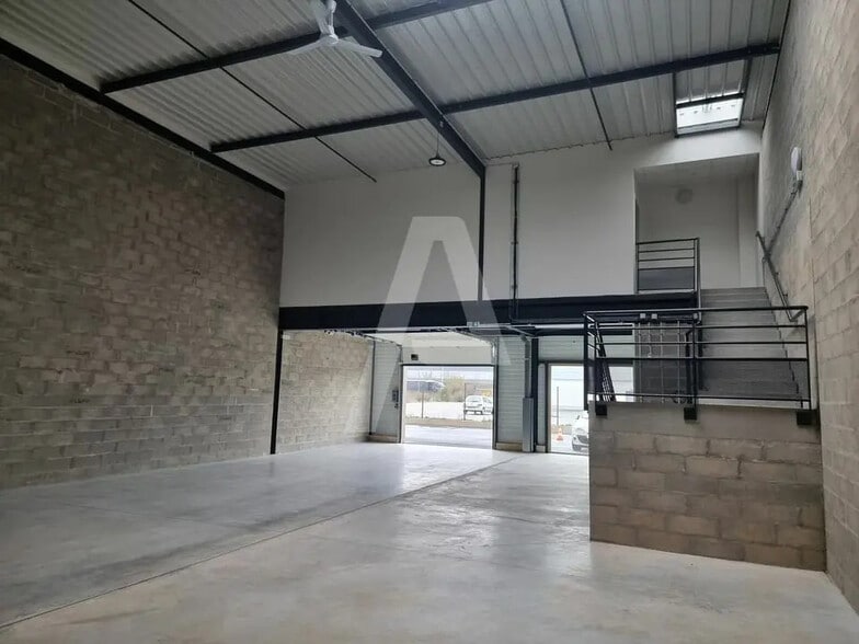 Flex in Marolles-en-Hurepoix for lease - Interior Photo - Image 1 of 7