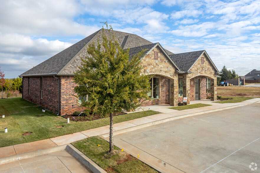 825 Kelly Lakes Pass, Edmond, OK for sale - Building Photo - Image 3 of 3