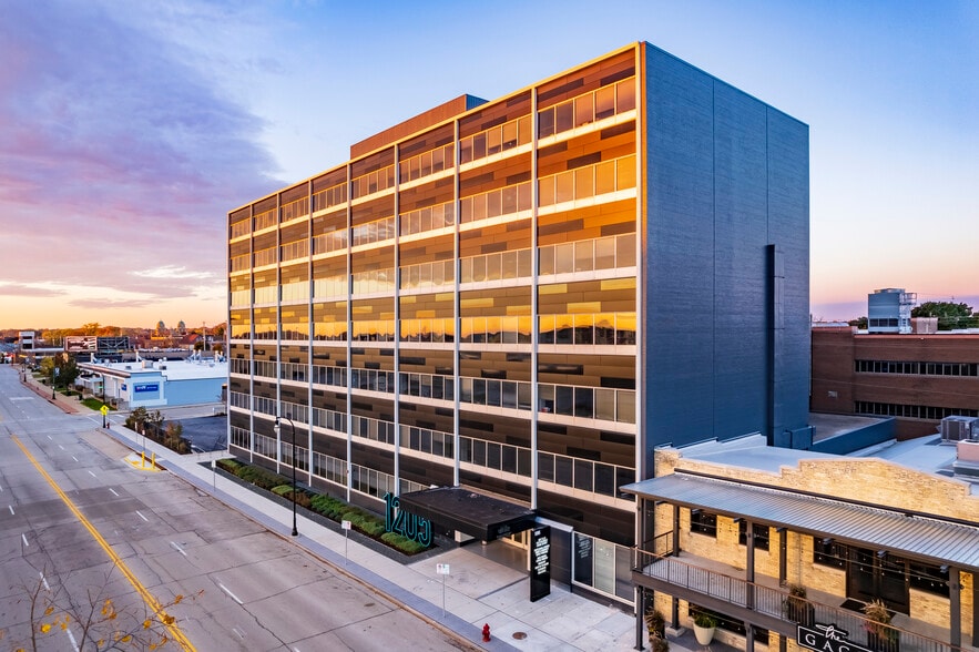 1205 S 70th St, West Allis, WI for lease - Building Photo - Image 2 of 11