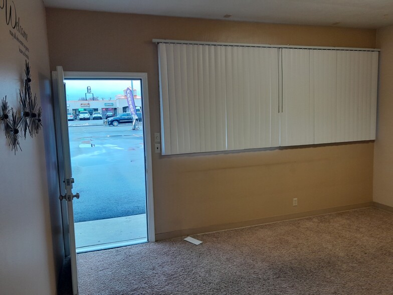 124-124 Vista Way, Kennewick, WA for lease - Interior Photo - Image 3 of 6