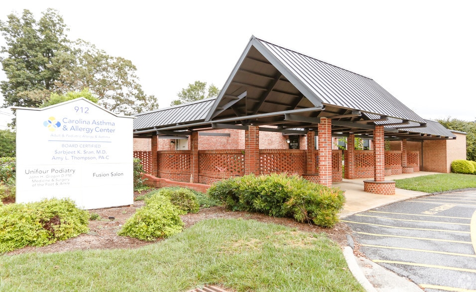 912 2nd St NE, Hickory, NC for sale - Primary Photo - Image 1 of 1