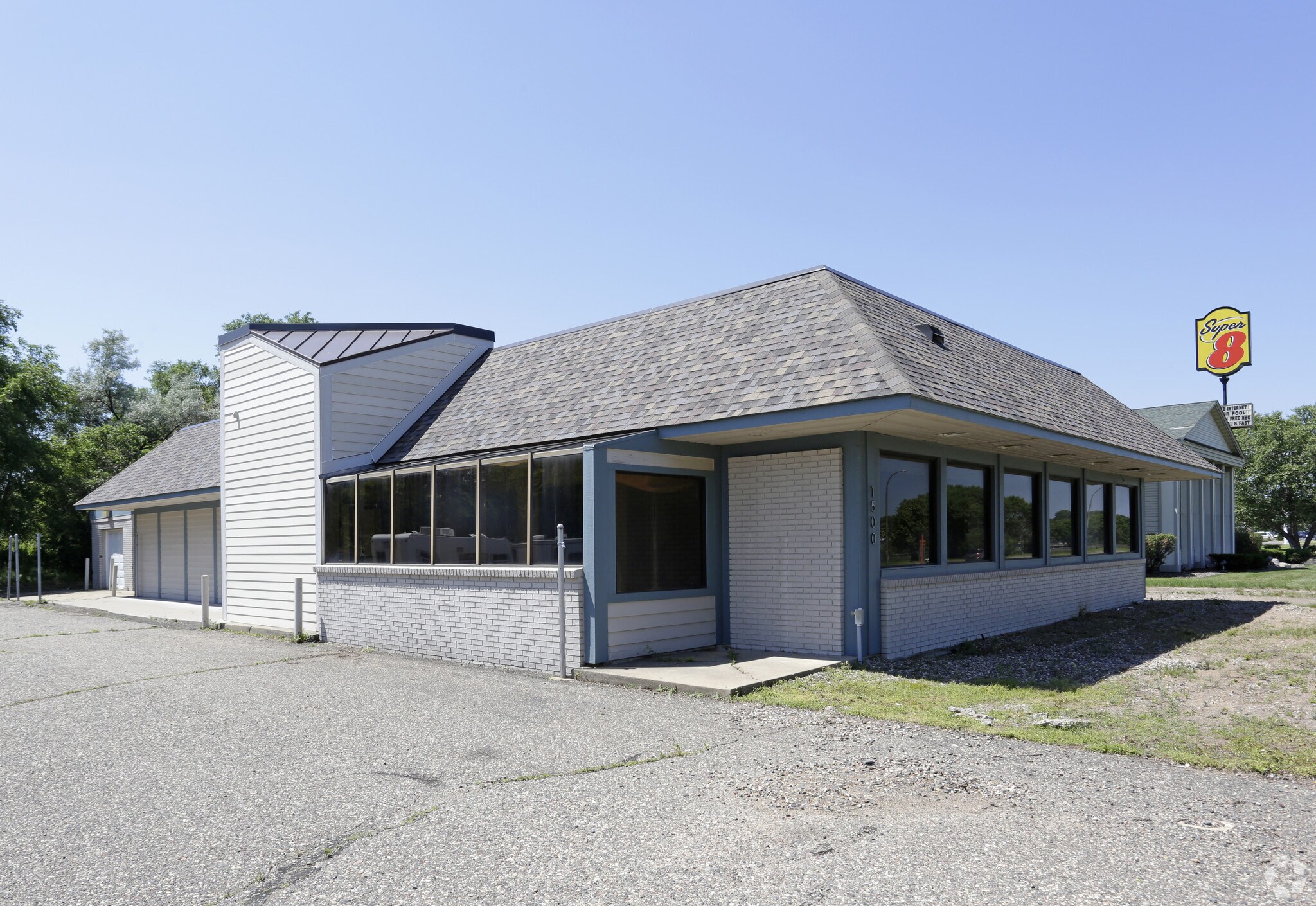 1500 Crest View Dr, Hudson, WI for sale Primary Photo- Image 1 of 1