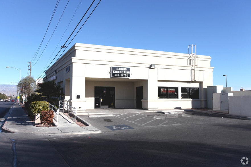 2300 N Rainbow Blvd, Las Vegas, NV for lease - Primary Photo - Image 3 of 4