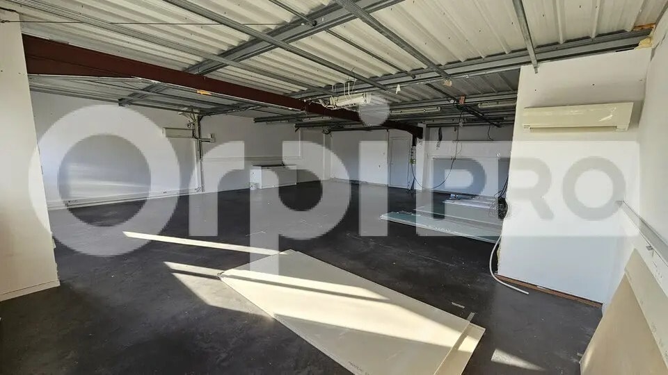 Office in Martignas-sur-Jalle for lease Interior Photo- Image 1 of 5