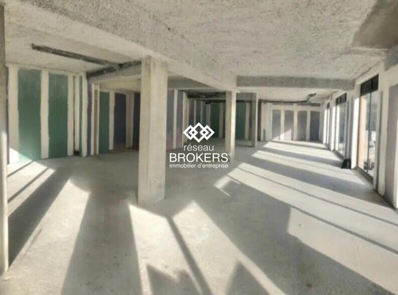 Retail in Bordeaux for lease - Building Photo - Image 3 of 4