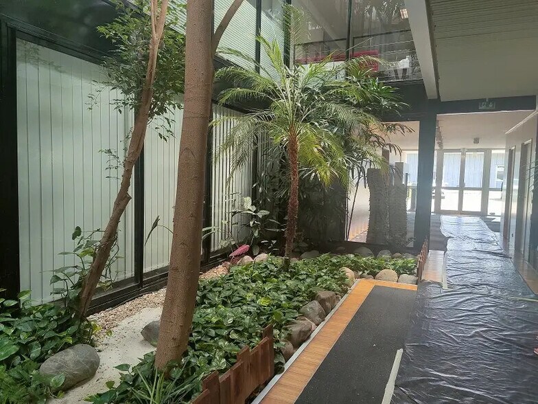 Office in Toulouse for lease - Building Photo - Image 2 of 9