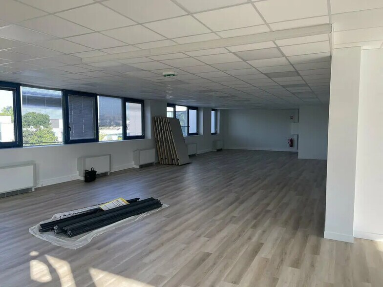 Office in Écully for lease - Interior Photo - Image 2 of 14