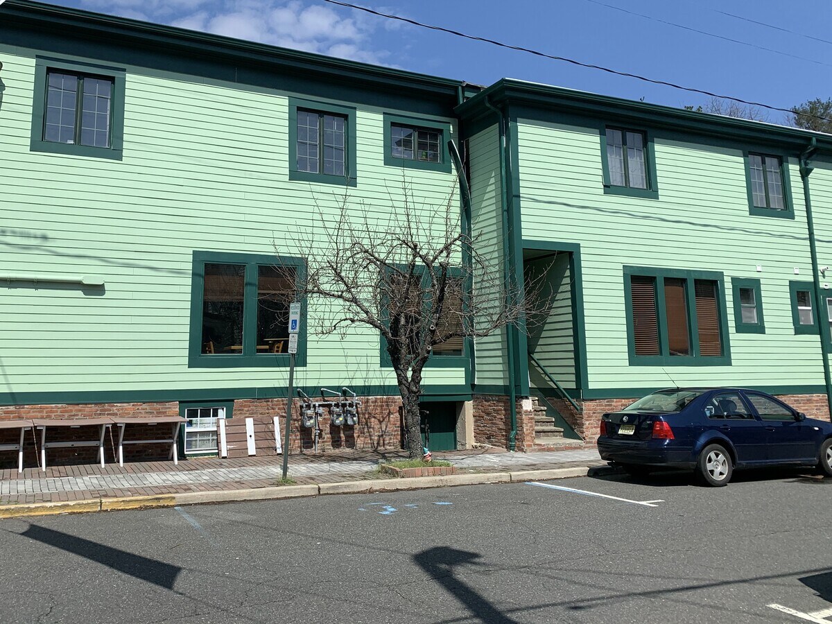 2527 Leigh St, Clinton, NJ 08809