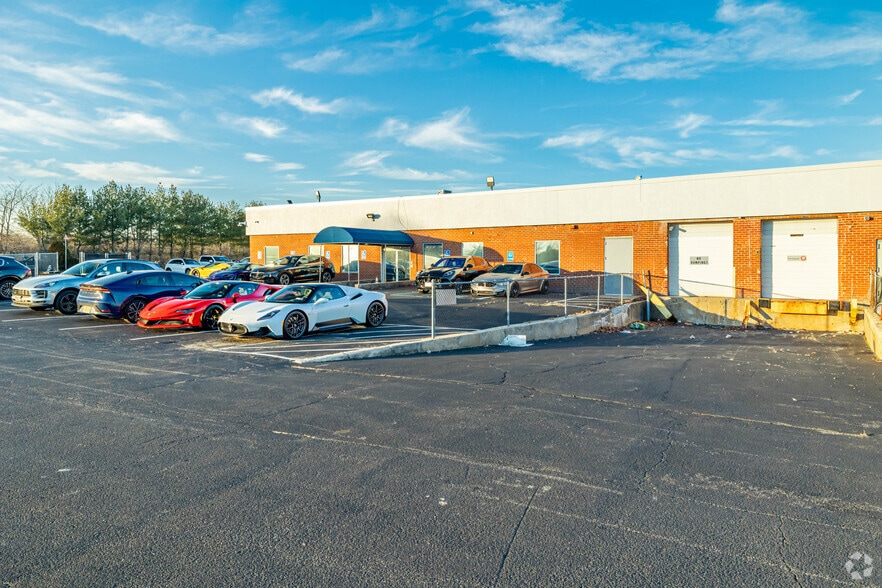 45 S Service Rd, Plainview, NY for lease - Building Photo - Image 2 of 9