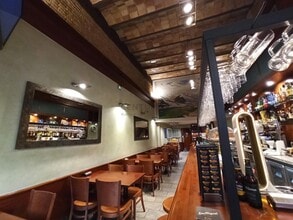 Retail in Barcelona, Barcelona for lease Interior Photo- Image 2 of 11