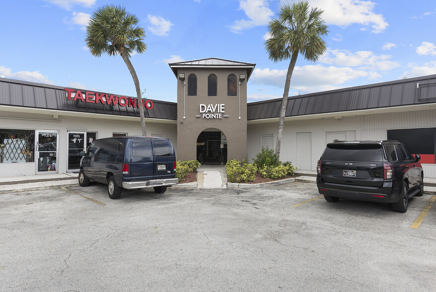 7331-7399 Davie Rd, Davie, FL for lease - Building Photo - Image 2 of 14