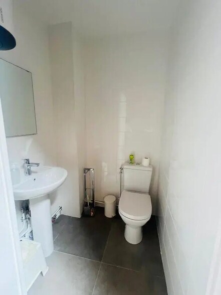 Flex in Chavenay for lease - Interior Photo - Image 2 of 3