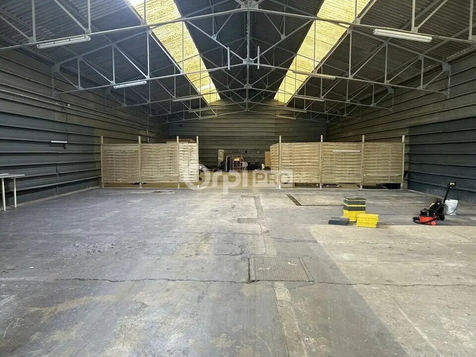 Flex in Beauvais for lease Building Photo- Image 1 of 6