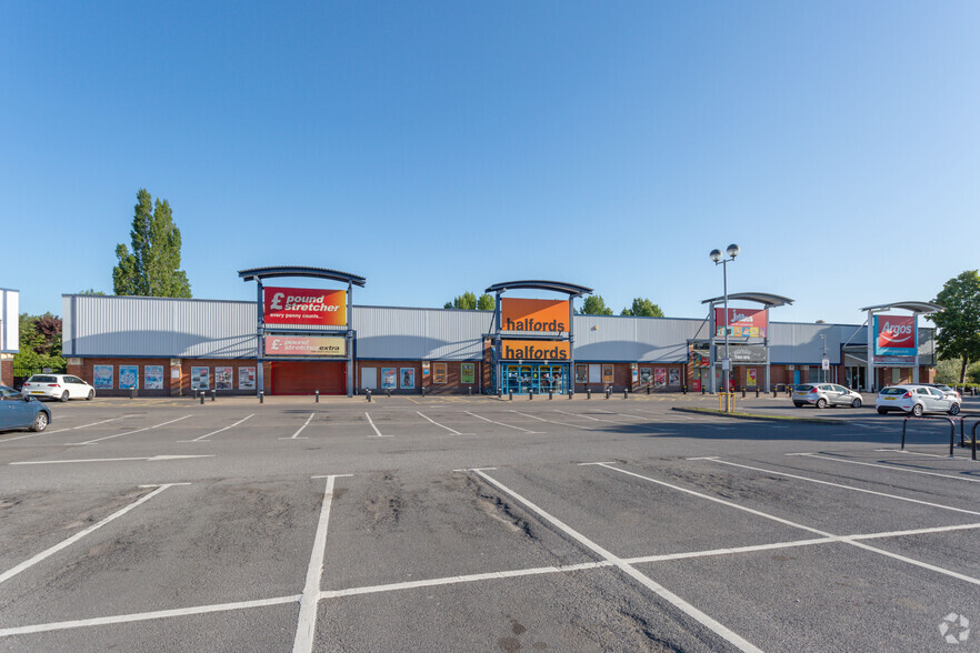 Waterside Retail Park portfolio of 3 properties for sale on LoopNet.com - Primary Photo - Image 3 of 3