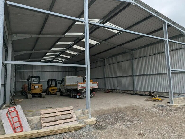 Flex in Compiègne for lease - Building Photo - Image 2 of 2