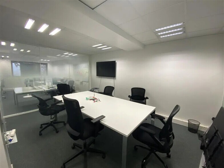 Office in Neuilly-sur-Seine for lease - Building Photo - Image 2 of 8