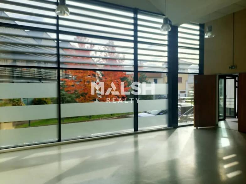 Office in Lyon for lease - Building Photo - Image 2 of 8