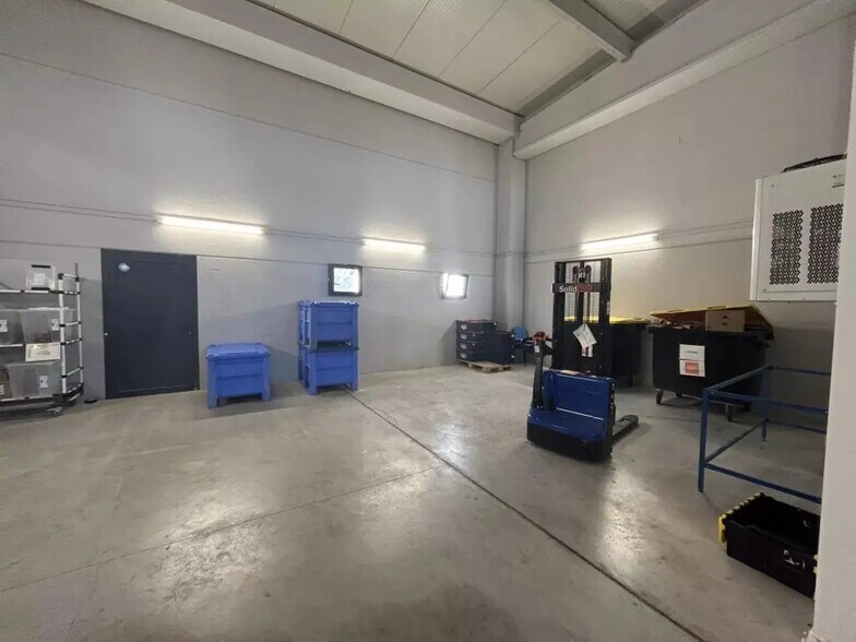 Industrial in Fréjus for lease - Interior Photo - Image 3 of 7