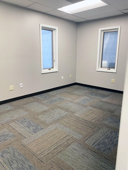 845 Sir Thomas Ct, Harrisburg, PA for lease - Interior Photo - Image 3 of 9