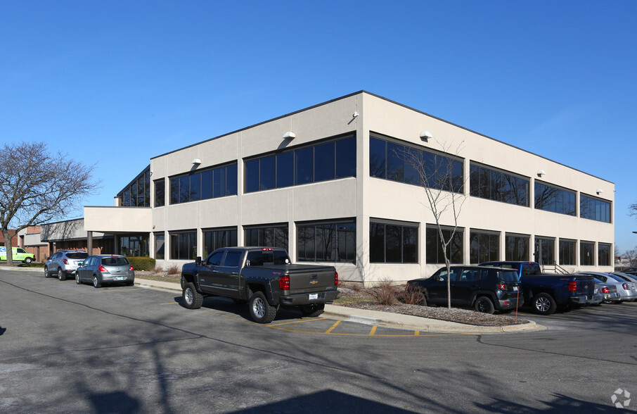 220 W Campus Dr, Arlington Heights, IL for lease - Building Photo - Image 2 of 2