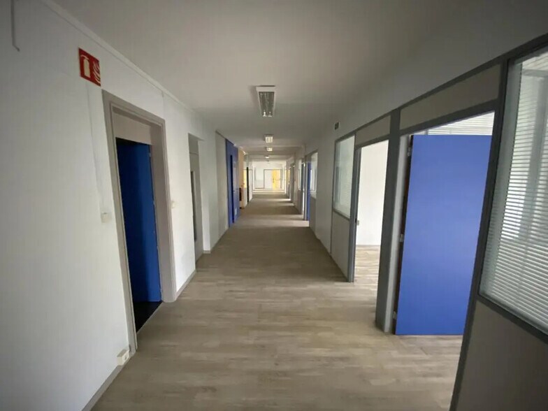 Office in Croix for lease - Interior Photo - Image 3 of 9