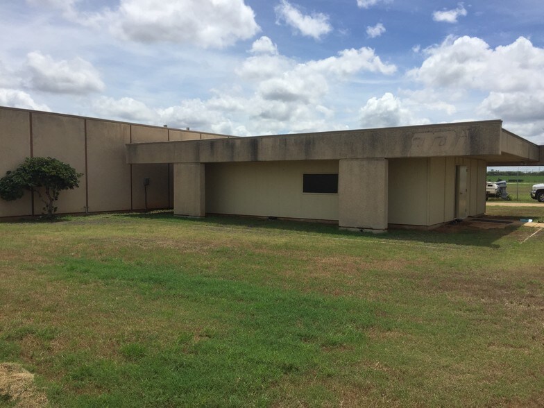 1663 W FM 117, Dilley, TX 78017