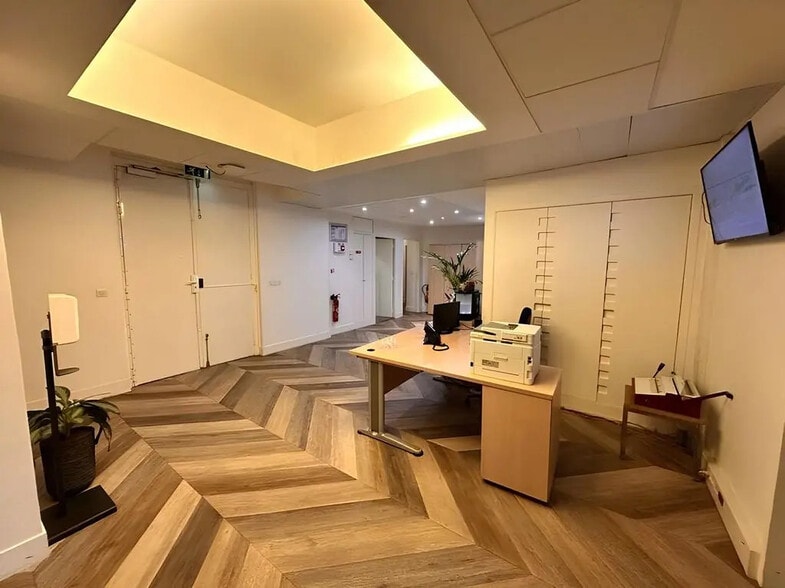 2-4 Rue Lord Byron, Paris for sale - Building Photo - Image 2 of 6