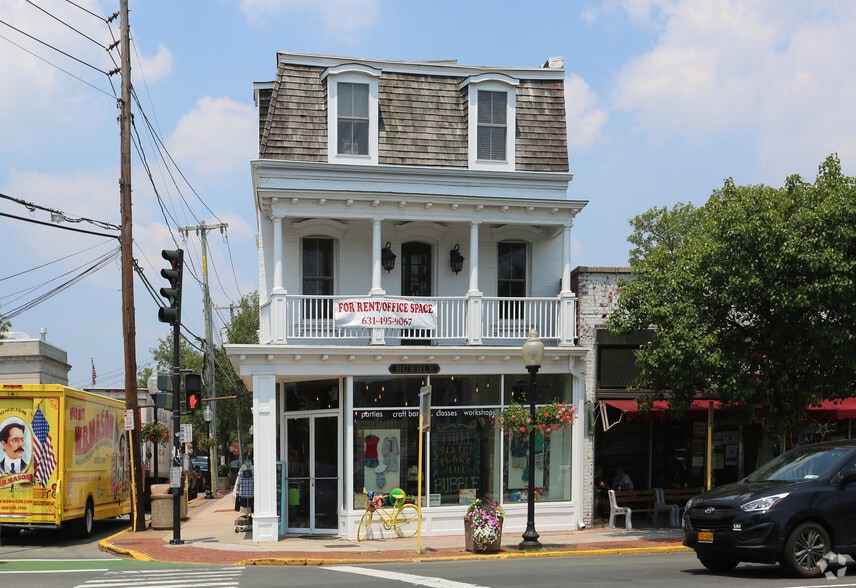 17 E Deer Park Ave, Babylon, NY 11702