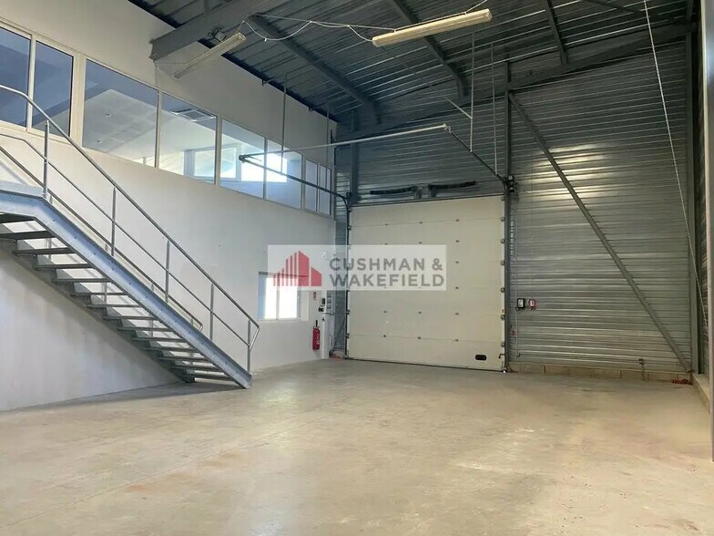 Flex in Marguerittes for lease - Interior Photo - Image 2 of 4