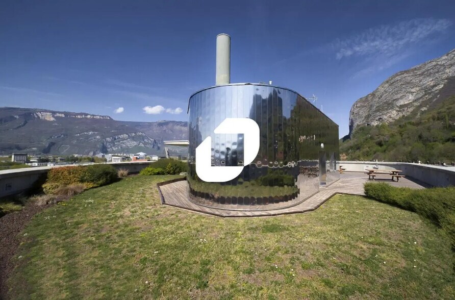 Office in Saint-Martin-le-Vinoux for lease - Building Photo - Image 1 of 9