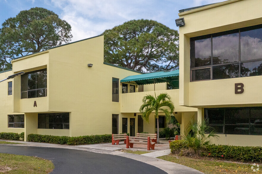 6290-6296 Corporate Ct, Fort Myers, FL for lease - Primary Photo - Image 1 of 5