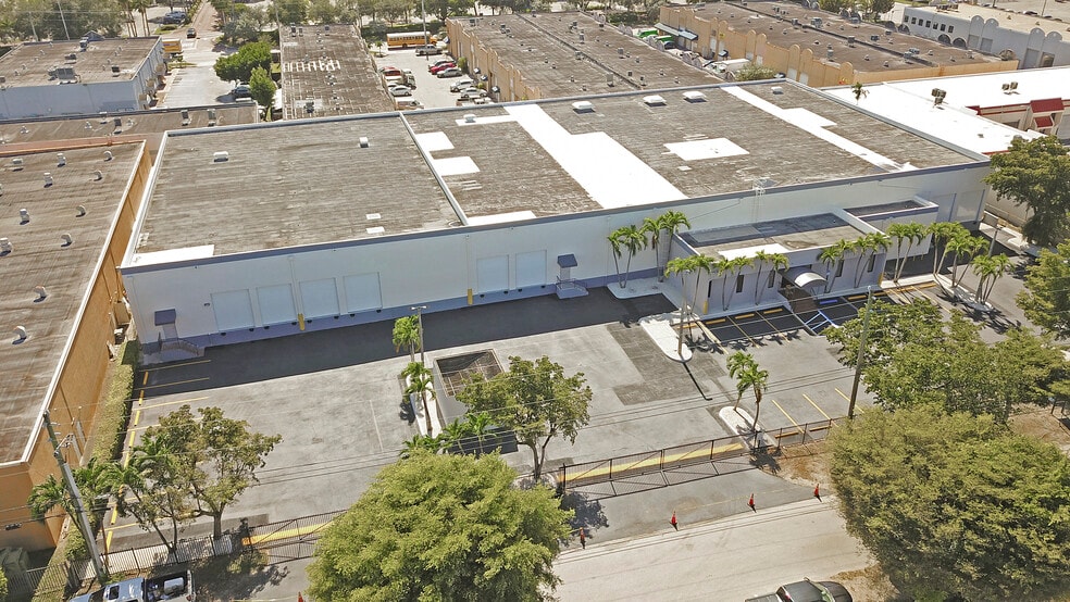 1730 W 38th Pl, Hialeah, FL for lease - Building Photo - Image 3 of 9